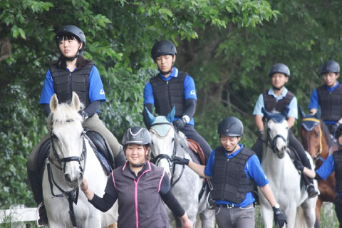 毎日の騎乗訓練に励む学生