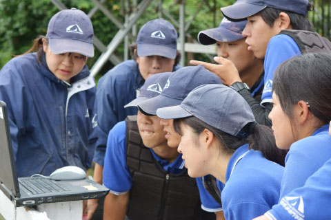 授業に取り組む学生と馬たち